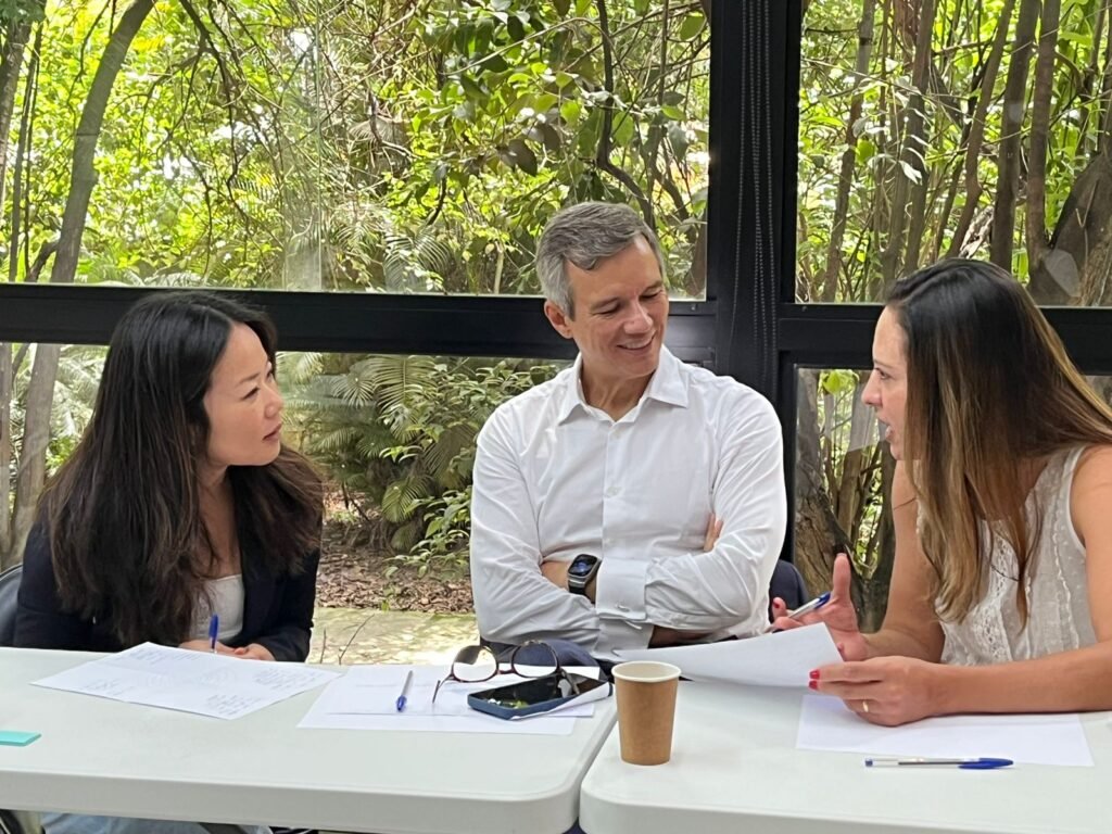 Participantes engajados em sessões de planejamento estratégico no evento O Limiar 2025.